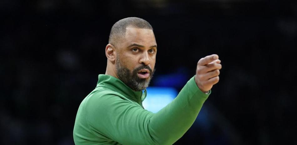 Ime Udoka, entrenador principal de los Celtics, fue suspendido de cara a la temporada del 2022-2023 por el equipo. Foto: AP.