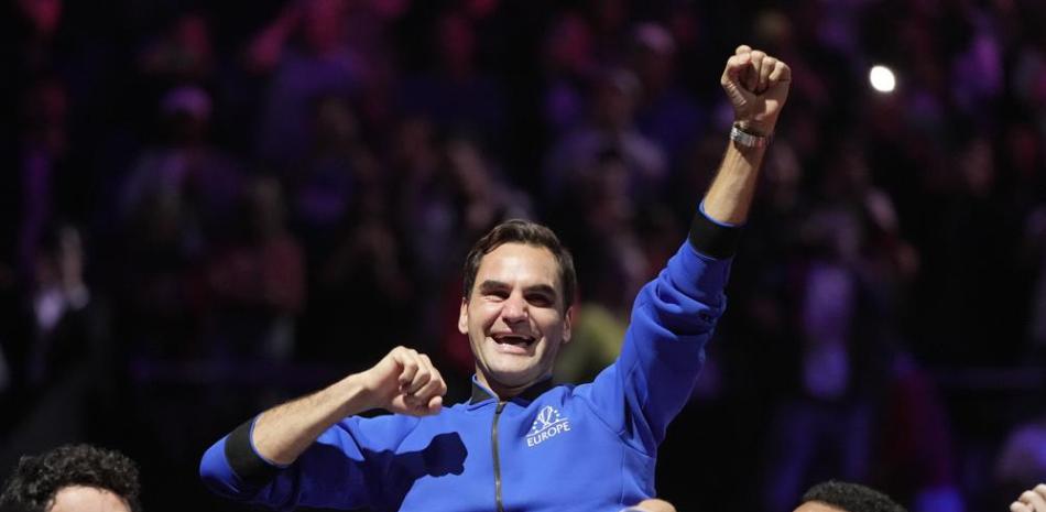 Federer siendo cargado por sus compañeros del equipo Europa y sus rivales del equipo Mundo.