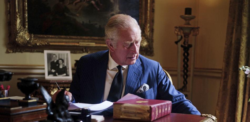 En esta imagen del 11 de septiembre de 2022, el rey Carlos III de Inglaterra desempeña sus tareas oficiales en una sala del Palacio de Buckingham, en Londres. Foto: Victoria Jones/PA vía AP