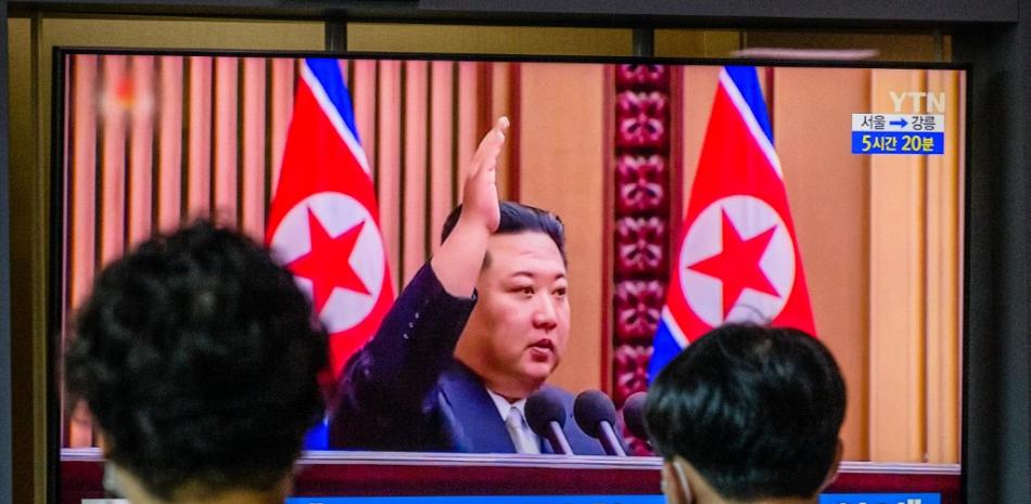 Esta foto de archivo tomada el 9 de septiembre de 2022 muestra imágenes de archivo del líder norcoreano Kim Jong Un en una pantalla de televisión en una estación de tren en Seúl. Foto: Anthony Wallace /AFP.