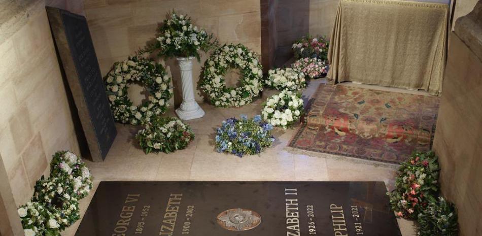 Situada precisamente en el memorial Jorge VI, padre de Isabel II fallecido en 1952, la nueva lápida lleva los nombres de los padres de la reina, y a partir de ahora el de la soberana y el de su esposo Felipe (1921-2021). Fuente externa / Palacio de Buckingham