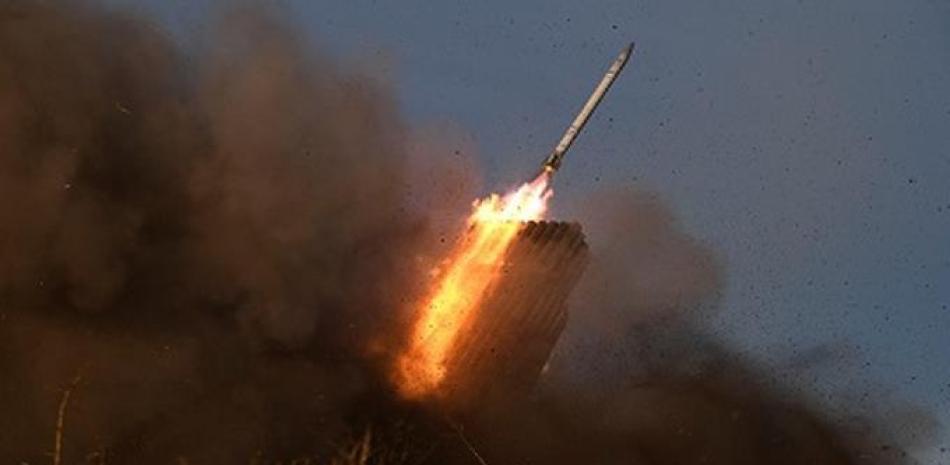 Un lanzacohetes múltiple BM-21 'Grad' dispara contra una posición rusa en el este de Ucrania el 22 de septiembre de 2022, en medio de la invasión rusa de Ucrania. Foto: AFP Forum.