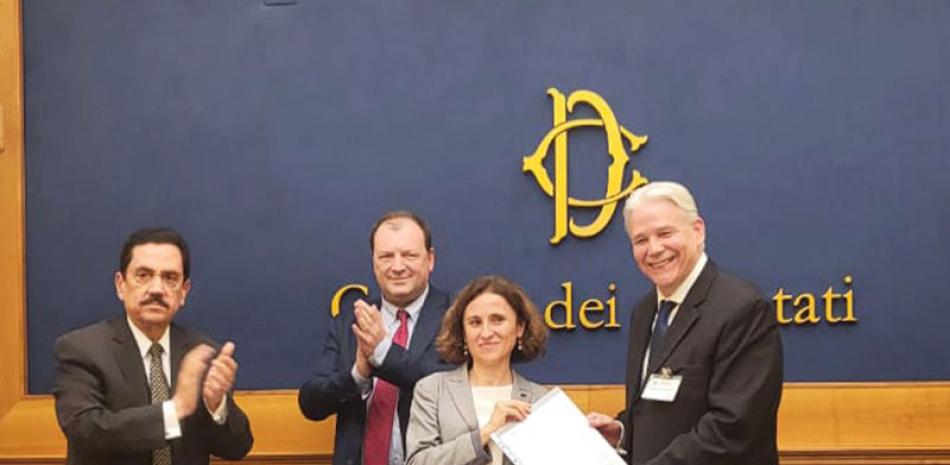 Acto de firma de convenio entre CEDIMAT y la universidad de Bolonia.