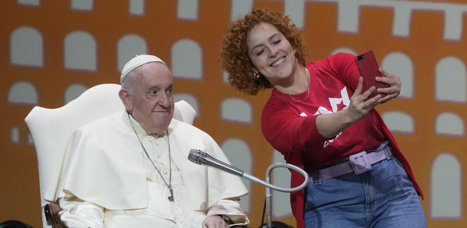 Una mujer se toma una foto con el papa Francisco durante una reunión con jóvenes emprendedores para una economía más inclusiva y humana el sábado 24 de septiembre de 2022, en Asís, Italia.

Foto: AP Foto/Gregorio Borgia