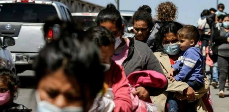 Los migrantes, entre los que se cuentan niños y embarazadas, fueron interceptados por la policía en el puesto fronterizo de Corinto. Foto de archivo / Agencias