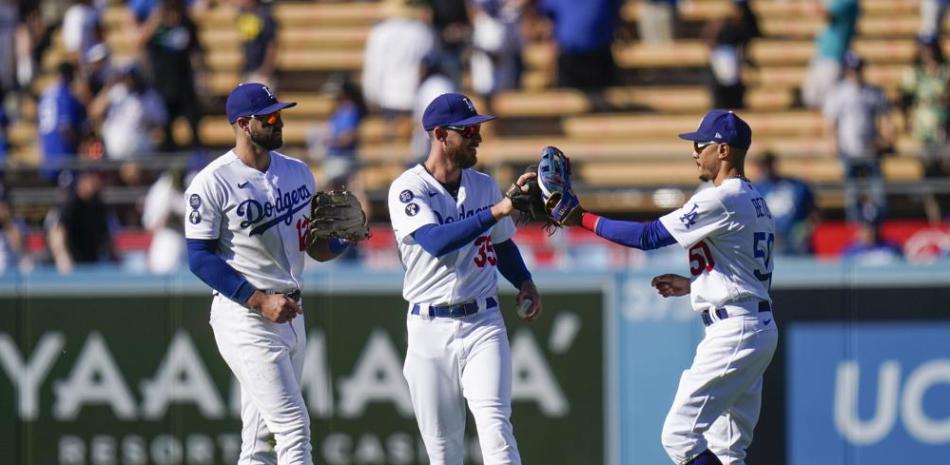 Jugadores de los Dodgers celebran luego de vencer a los Cardenales.