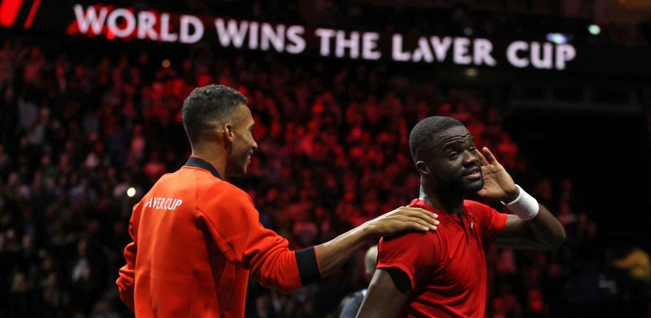 Frances Tiafoe celebra tras vencer Stefanos Tsitsipas y darle el título al Resto del Mundo mientras Felix Auger-Aliassime va detrás para felicitarle.