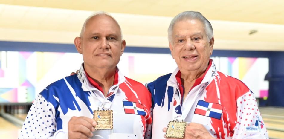 Hilton Núñez y Rolando Sebelén exhiben orgulloso las preseas doradas que conquistaron.