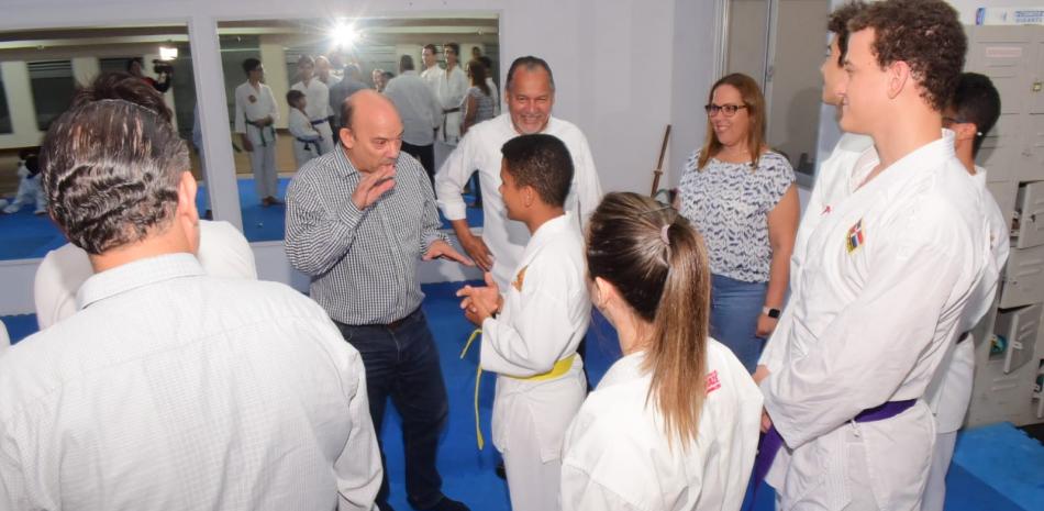 Mario Alvarez Soto habla con los atletas de karate y los exhorta a cuidar la instalación y seguir dándole triunfos al club y al país.