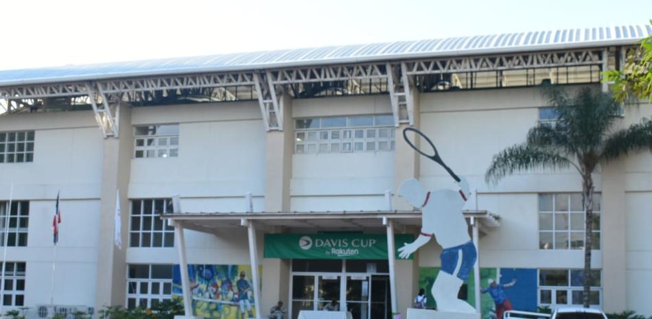 Fachada de la parte frontal del Centro Nacional de Tenis en el Parque del Este, donde se jugarán los torneos Copa Mangulina y Mangú J4.