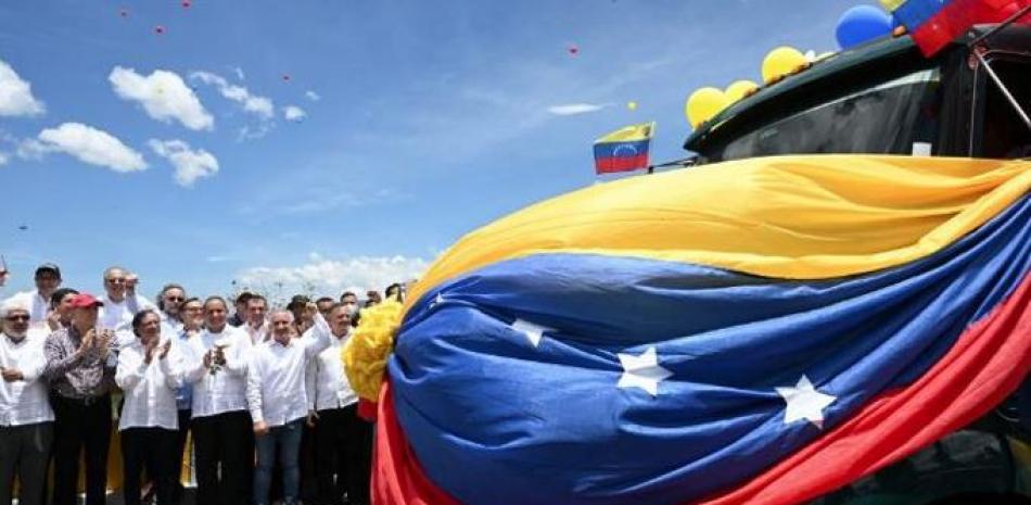 Por primera vez en 7 años, pasa un camión por el puente Simón Bolívar, en la frontera entre Colombia y Venezuela, tras la reapertura de fronteras. (Crédito: YURI CORTEZ/AFP