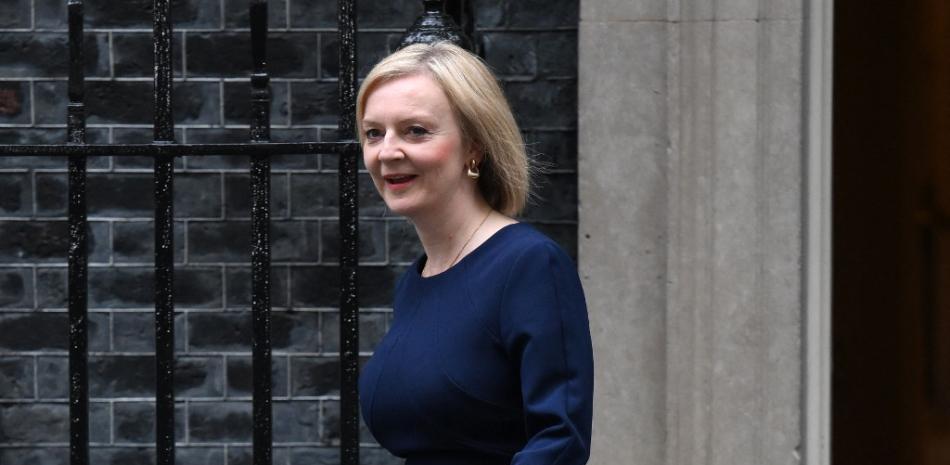 La primera ministra británica, Liz Truss, sale del número 10 de Downing Street camino a la Cámara de los Comunes para el plan presupuestario antiinflacionario del gobierno en Londres el 23 de septiembre de 2022. 
Daniel LEAL / AFP