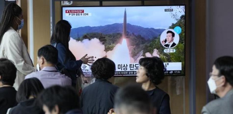 Personas observan un televisor que muestra la imagen de un misil lanzado por Corea del Norte, ayer. ap