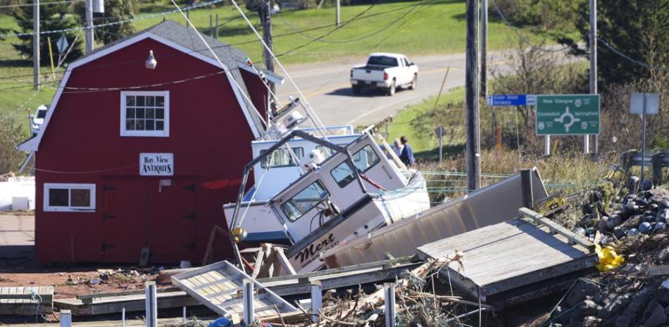 Un par de embarcaciones yacen en tierra rodeadas de escombros en el muelle de Stanley Bridge, en la Isla del Príncipe Eduardo, Canadá. (Brian McInnis/The Canadian Press vía AP)