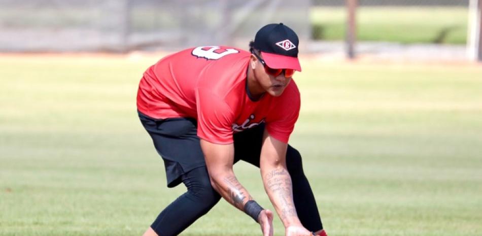 Starlin Castro mientras fildeaba un rodado en el primer día de entrenamientos del Escogido.