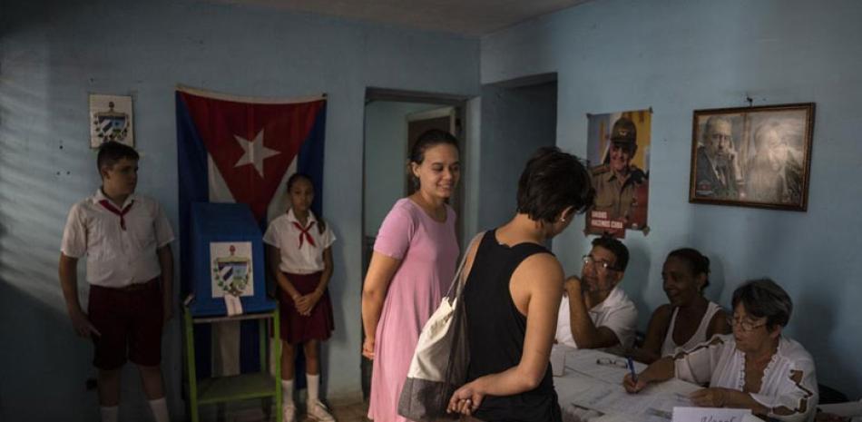 Dos mujeres se registran en un colegio electoral durante el referéndum de ayer, en La Habana. ap