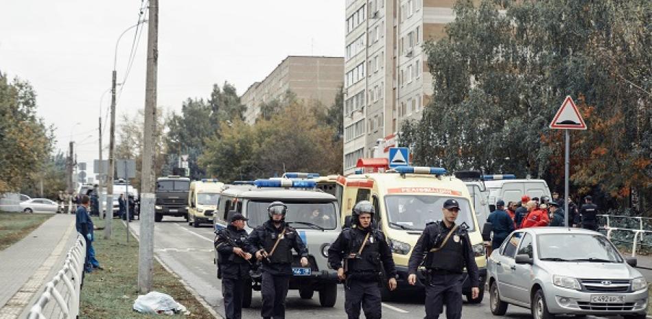 Autoridades rusas en el lugar del tiroteo. AFP