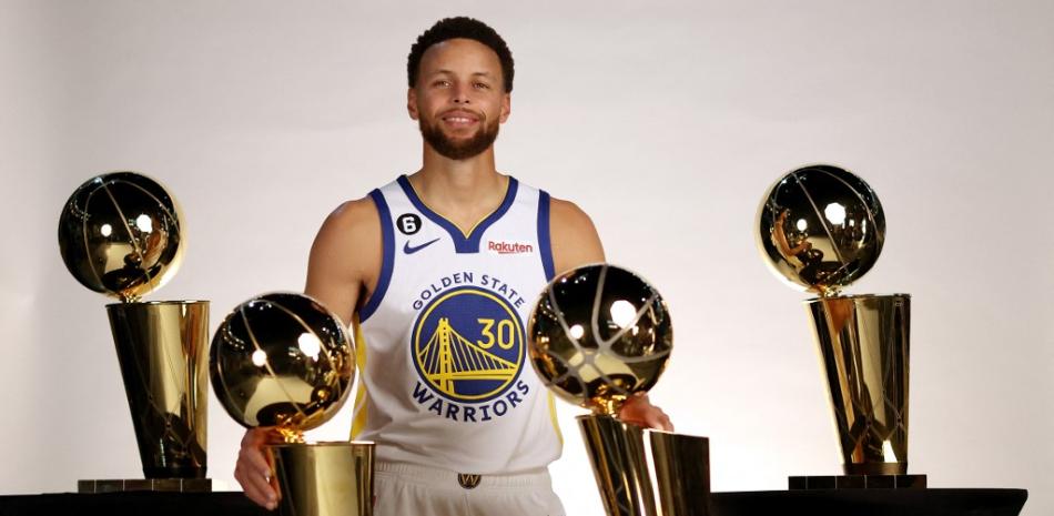 Stephen Curry posa con los cuatro trofeos del Campeonato Larry O'Brien que ha ganado con los Warriors. Foto: Ezra Shaw/AFP.