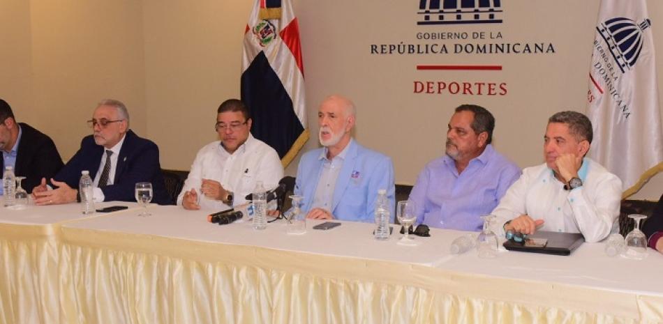 El ministro Francisco Camacho, acompañado por Antonio Acosta, Vitelio Mejía,.Junior Noboa y Kennedy Vargas durante la conferencia de prensa realizada en el Salón James Rodríguez.
