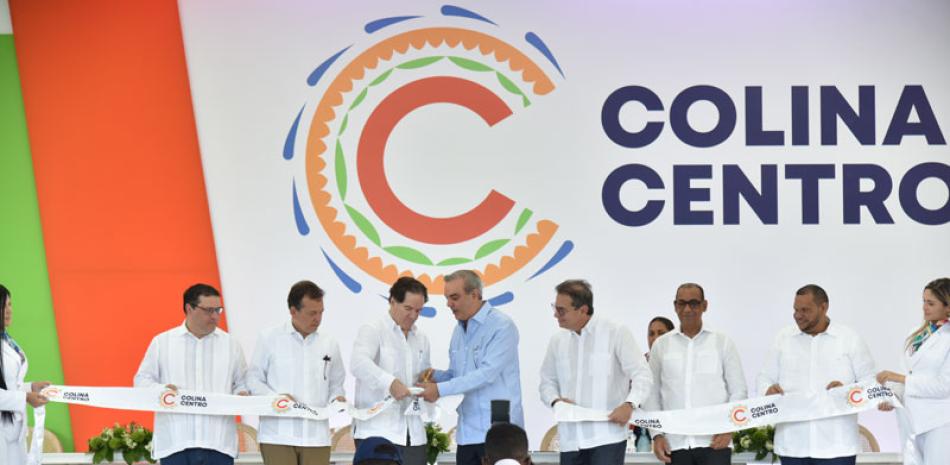 El presidente Luis Abinader corta la cita que inaugura el centro comercial acompañado de ejecutivos de los grupos empresariales responsables del proyecto.