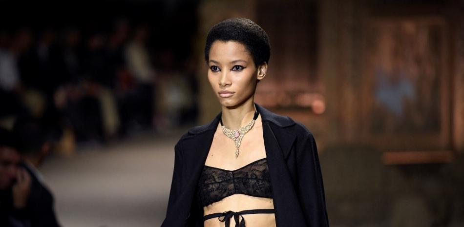 Una modelo presenta una creación para el desfile Primavera-Verano 2023 de Christian Dior durante la Semana de la Moda de Mujer de París, en París, el 27 de septiembre de 2022. Foto: JULIEN DE ROSA / AFP