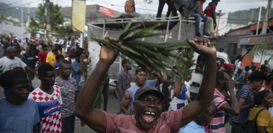 Los haitianos han vuelto de nuevo a las calles para reclamar del gobierno dejar sin efecto el aumento al precio de los combustibles y una mejoría a sus condiciones de vida. /AP