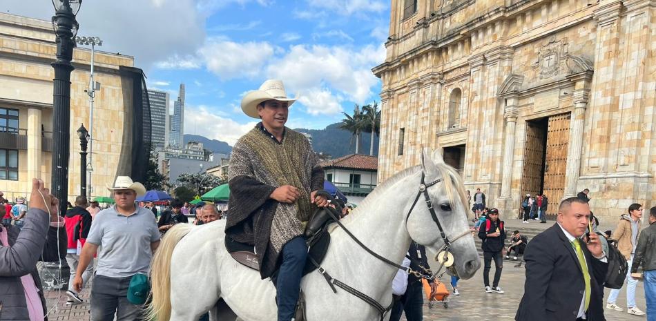 Un senador colombiano ingresa a caballo a la sede del Congreso