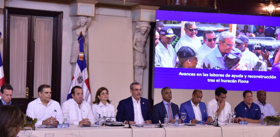El presidente Luis Abinader encabezó anoche una rueda de prensa para ofrecer detalles de las ayudas y daños del huracán Fiona. víctor ramírez/