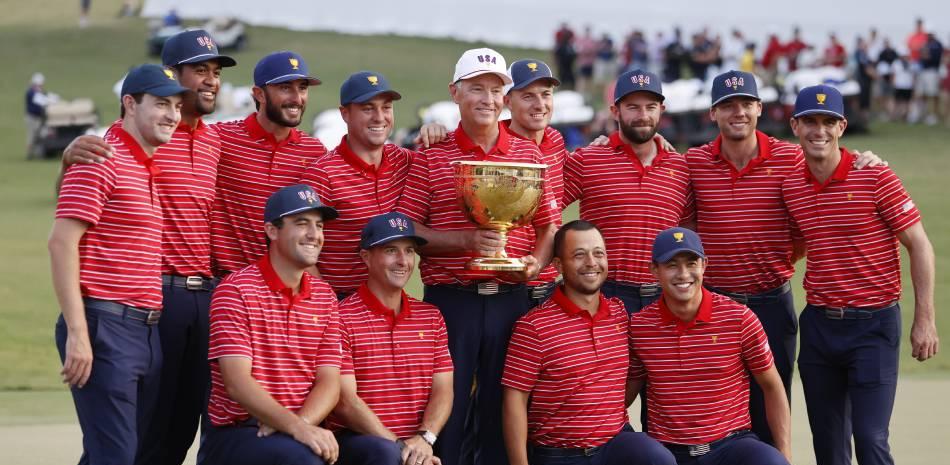 El capitán del equipo de Estados Unidos, Davis Love III, sostiene el trofeo de la Presidents Cup junto a su equipo, tras la victoria en el Quail Hollow Club en Charlotte, Carolina del Norte. (Foto: Julio Cortez/The Associated Press)