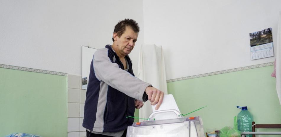 Un hombre emite su voto para un referéndum en un hospital de Berdyansk el 26 de septiembre de 2022. Foto: AFP.