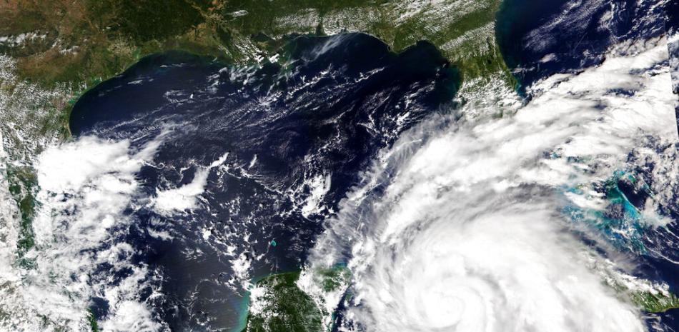 imágenes de satélite publicadas por la NASA muestra al huracán Ian fortaleciéndose mientras se acerca a Cuba. Se espera que la tormenta llegue a Florida el martes tras alcanzar categoría 4. Foto: AP.