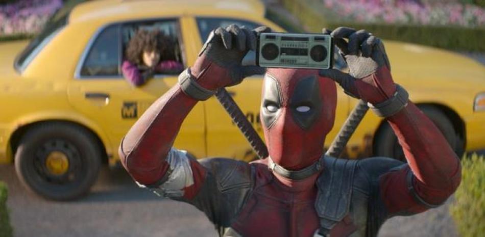 En esta imagen proporcionada por el estudio Twentieth Century Fox puede verse al actor Ryan Reynolds en una escena de "Deadpool 2". (Twentieth Century Fox vía AP, archivo).