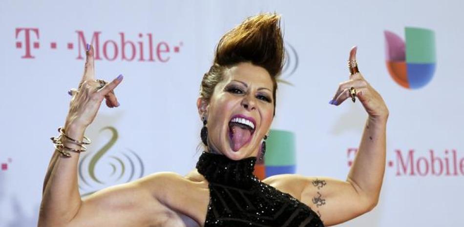 La cantante  mexicana Alejandra Guzmán se desplomó en medio de una presentación en Washington, lo que provocó que fuera evacuada en una ambulancia.