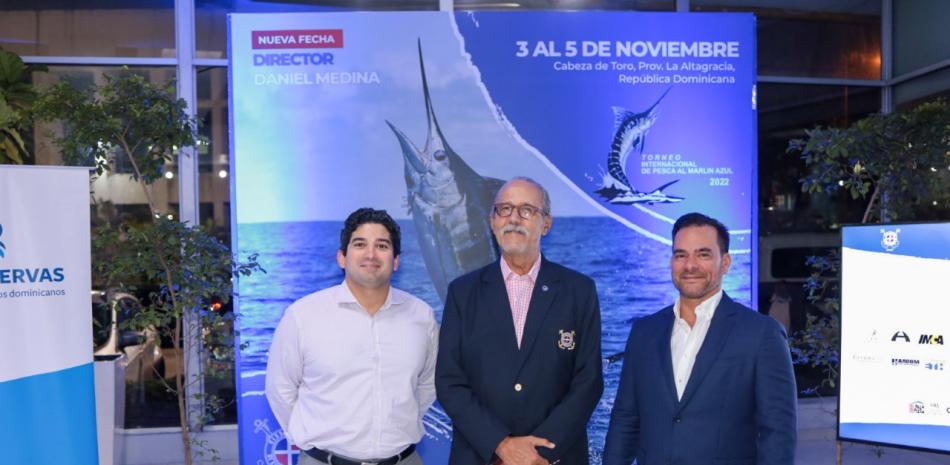 Desde la izquierda, Horacio Read, director del comité de pesca, Héctor Duval, comodoro, y Danny Medina, director.