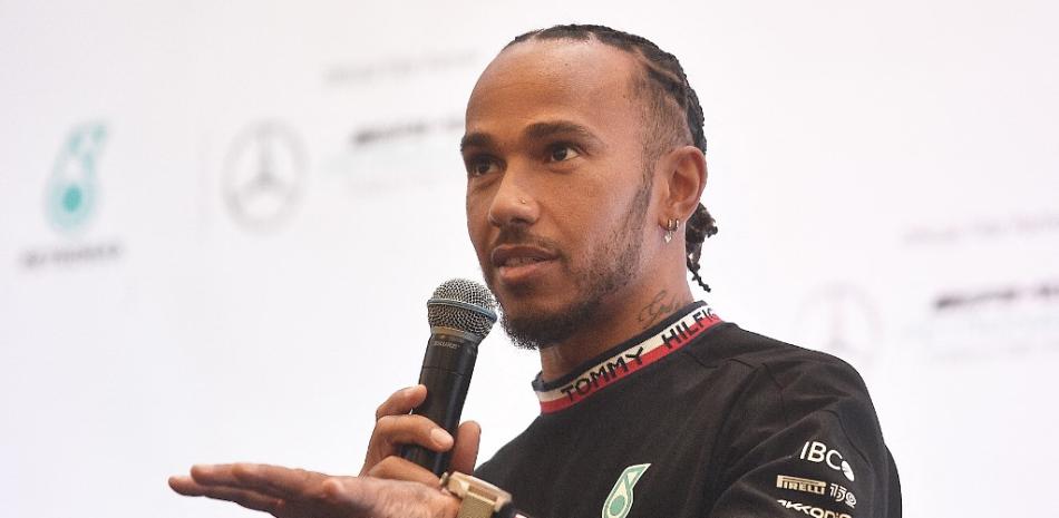 El piloto británico de Mercedes, Lewis Hamilton, habla durante una conferencia de prensa en Kuala Lumpur el 28 de septiembre de 2022, antes del Gran Premio de Fórmula Uno de Singapur de este fin de semana.