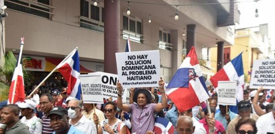 El pasado 6 de agosto, ciudadanos se unieron a la “Marcha Patriótica” realizada en la calle El Conde con un manifiesto que clama urgente “una solución para Haití en Haití”. Jorge Luis Martínez / LD