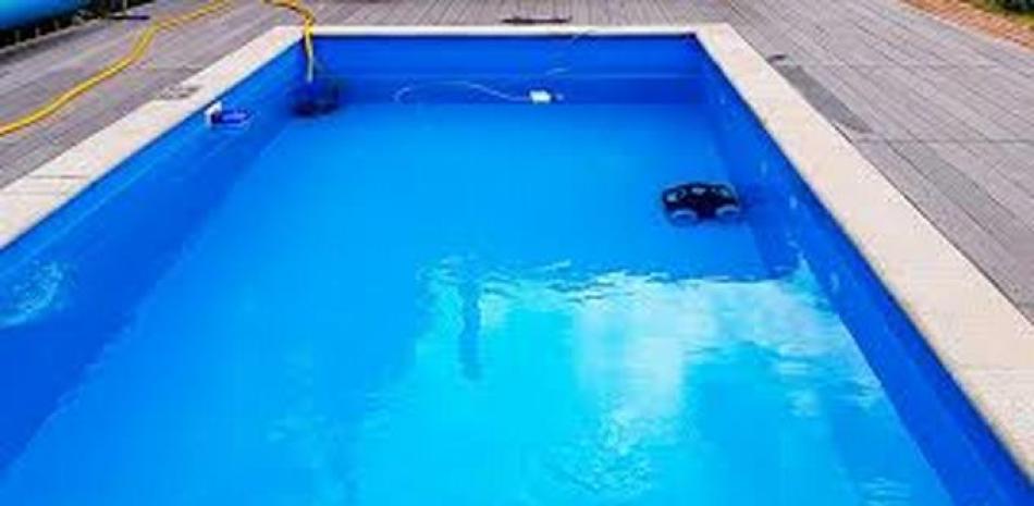 Hombre muere en Florida tratando de vaciar su piscina con una manguera bajo el huracán Ian.