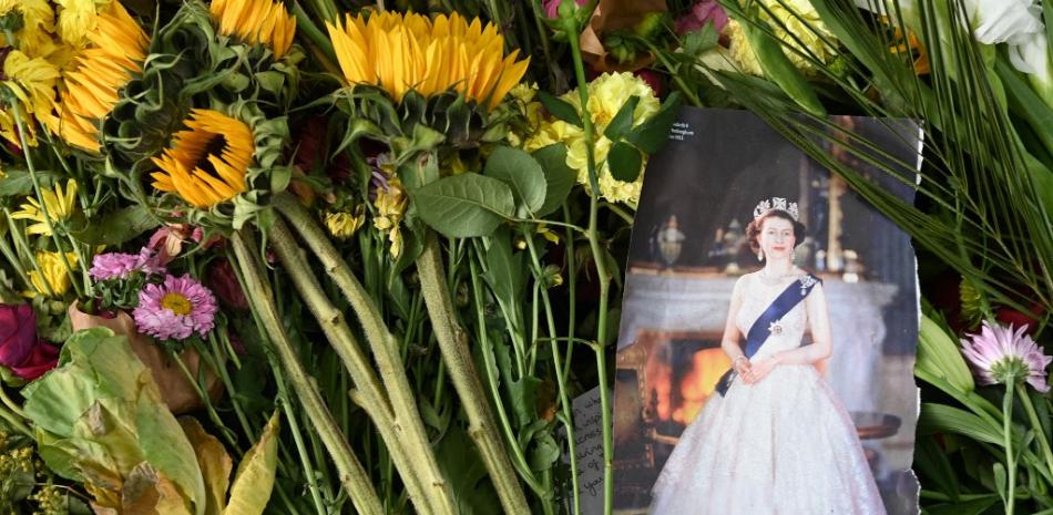 Las flores y los tributos dejados en Green Park se muestran en Londres el 20 de septiembre de 2022, un día después del funeral de la reina Isabel II. 
Alain JOCARD / AFP