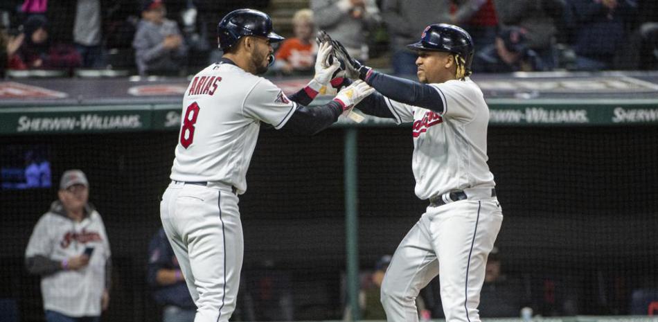 Jose Ramírez es felicitado por un compañero juego de disparar un vuelacercas de tres carreras en la victoria de los Guardianes.