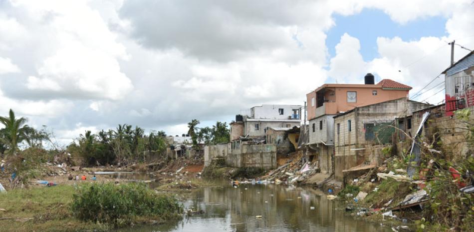 Inundaciones.  La crecida del río Duey, en Higüey, afectó las viviendas de los alrededores en el sector Los Platanitos. JORGE MARTÍNEZ/LISTÍN DIARIO