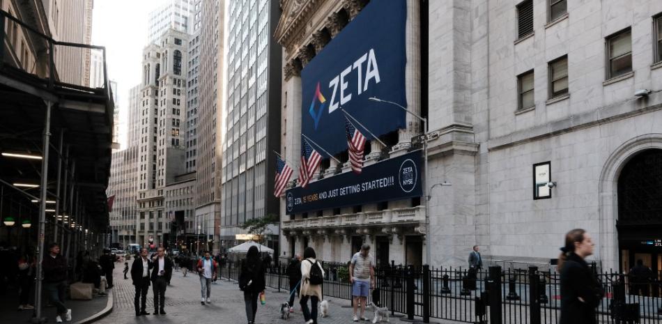 La gente camina por la Bolsa de Valores de Nueva York (NYSE) el 29 de septiembre de 2022 en la ciudad de Nueva York. Estados Unidos Spencer Platt/Getty Images/AFP