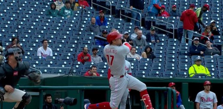 Rhys Hoskins extiende los brazos al batear su vuelacercas 30 de la estación