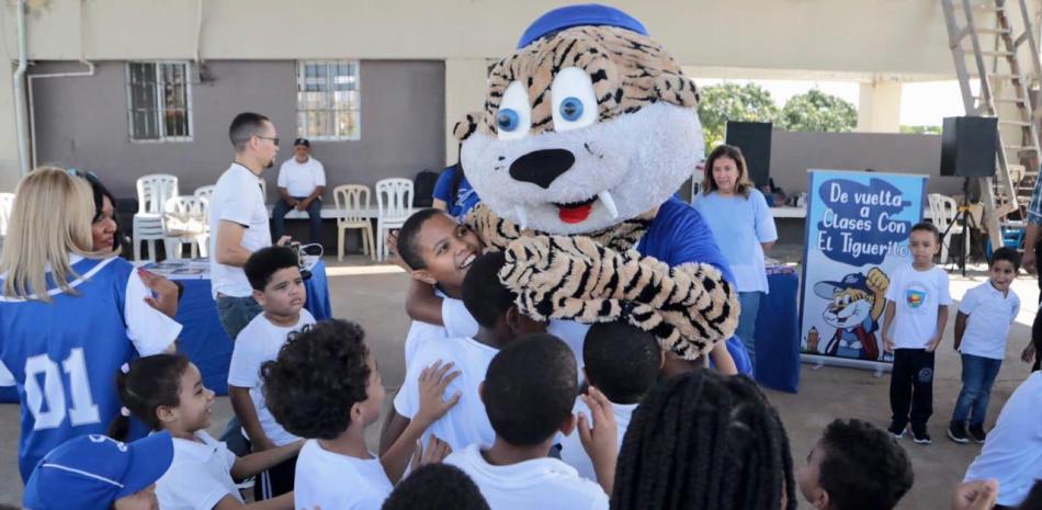 El tiguerito, la mascota del Licey, llevó el entretenimiento a los niños en el Centro Educativo.