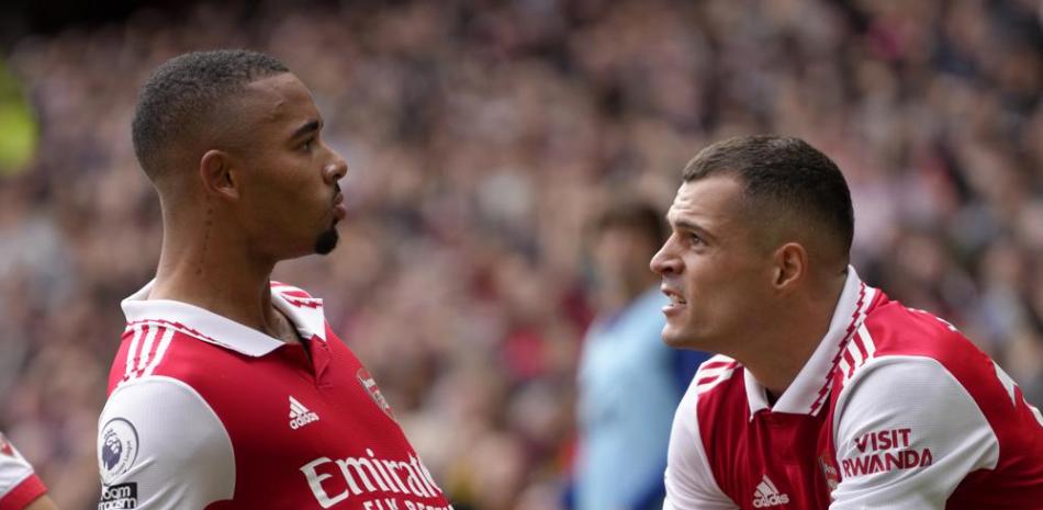 Gabriel Jesús, izquierda, y Granit Shaka festejan el segundo gol de Arsenal a Tottenham.