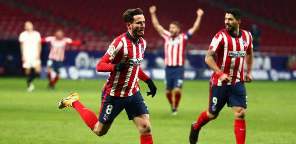 Jugadores del Atlético celebran el segundo gol anotado al Sevilla.