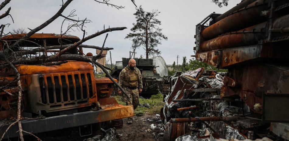 Un militar ucraniano examina un Uragan MLRS ruso destruido cerca de la aldea de Sosnove, en Donetsk.  afp/
