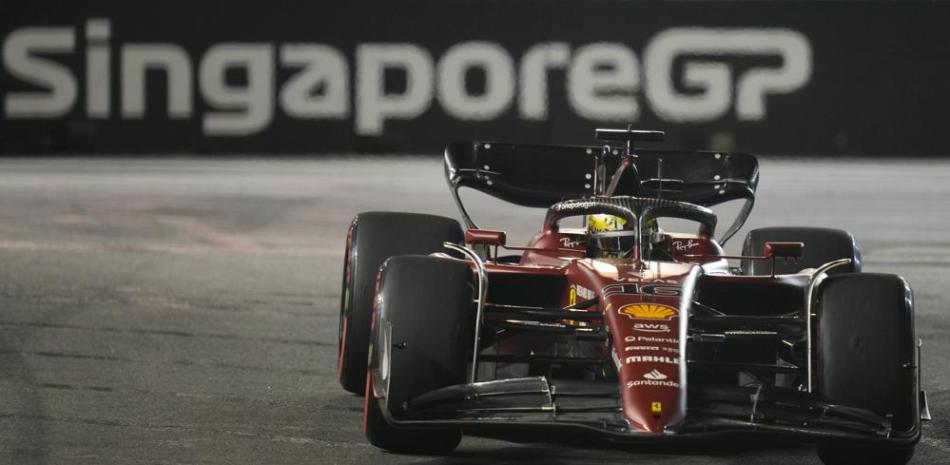 Charles Leclerc, de la escudería Ferrari, mientras clasificaba en el circuito de Singapur.