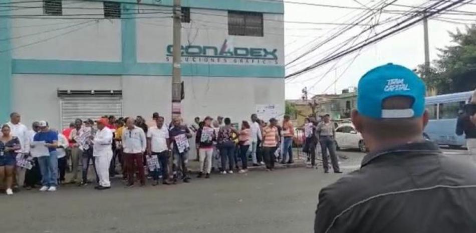 Decenas de ciudadanos se ubicaron este sábado en los alrededores del Club Los Cachorros en Cristo Rey con pancartas pidiendo “cuatro años más”.