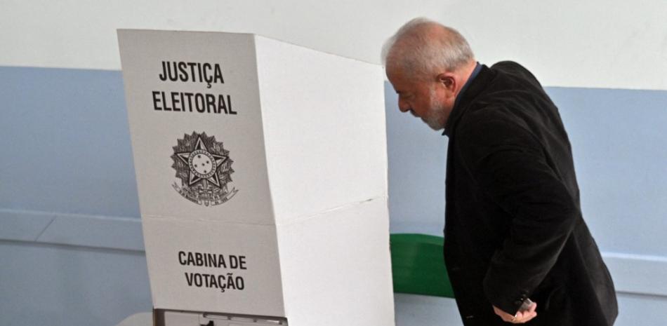 El expresidente brasileño (2003-2010) y candidato por el izquierdista Partido de los Trabajadores (PT) Luiz Inácio Lula da Silva (C), vota durante las elecciones legislativas y presidenciales, en Sao Paulo, Brasil, el 2 de octubre de 2022. NELSON ALMEIDA / AFP
