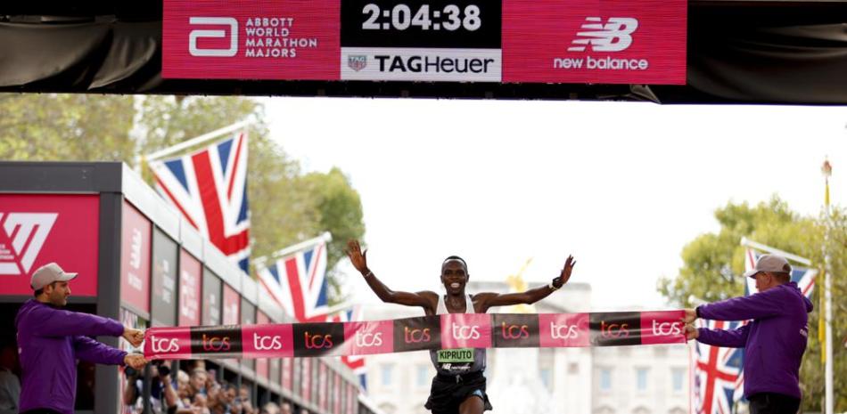 Amos Kipruto al momento de llegar a la meta  del Maratón de Londres.
